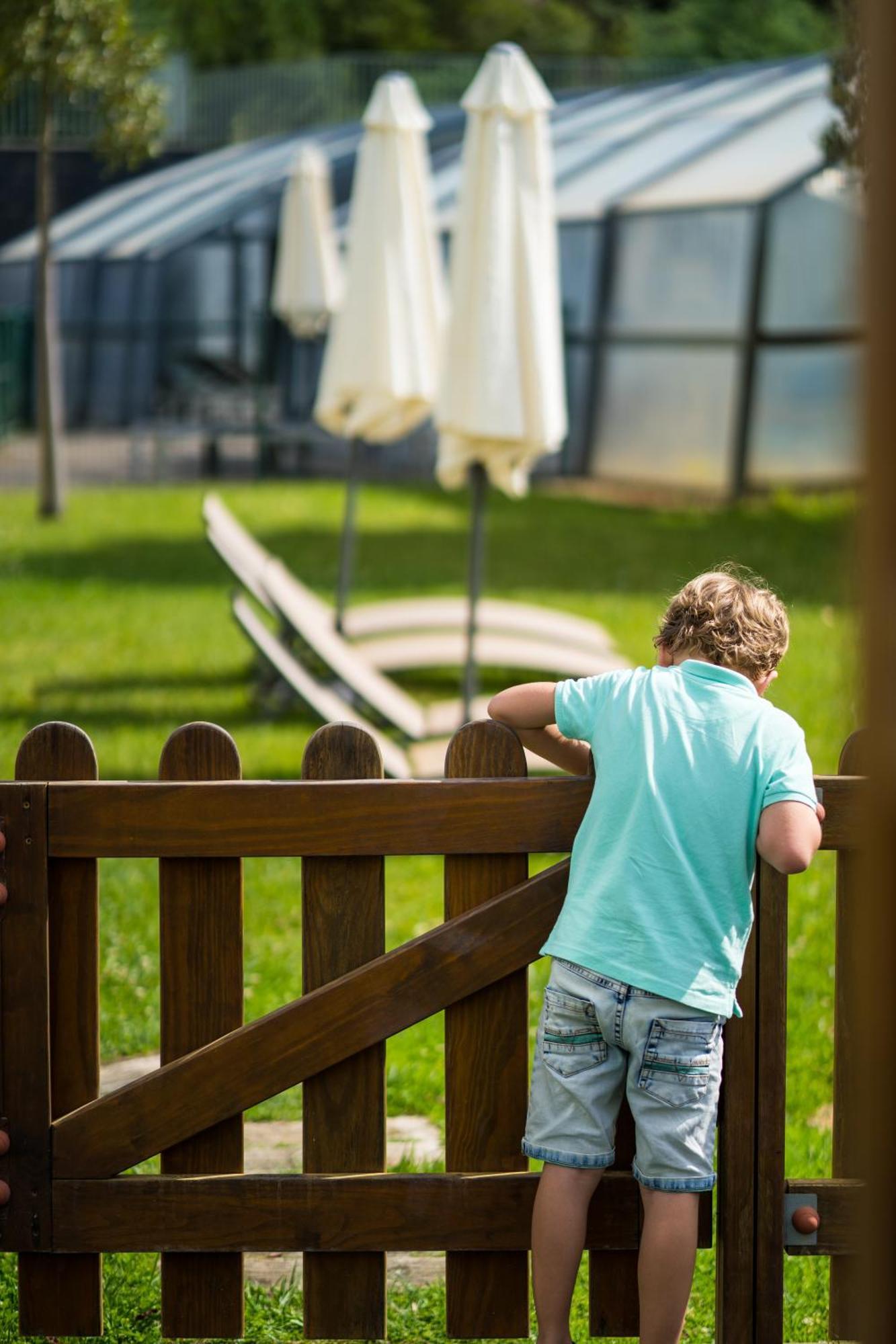Monchique Resort & Spa Bagian luar foto A child looking through a fence
