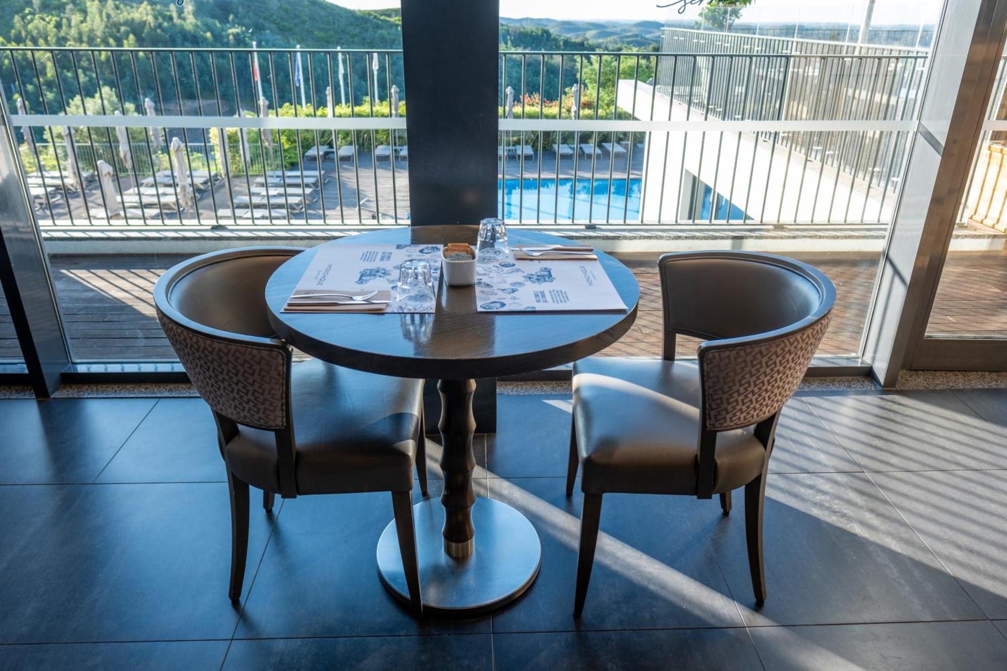 Monchique Resort & Spa Bagian luar foto A table and chairs