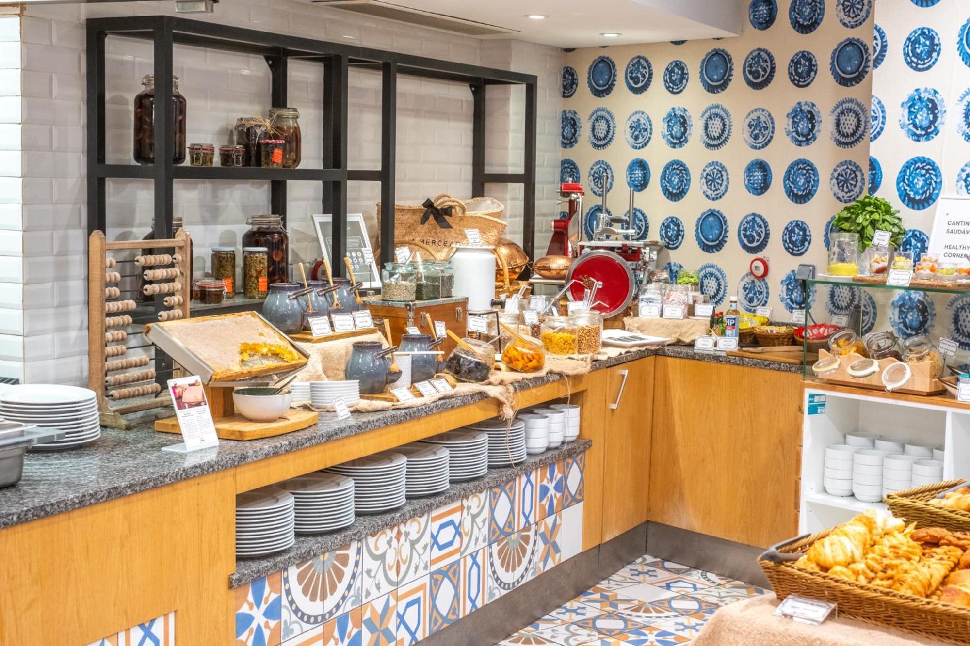 Monchique Resort & Spa Bagian luar foto A buffet at a hotel