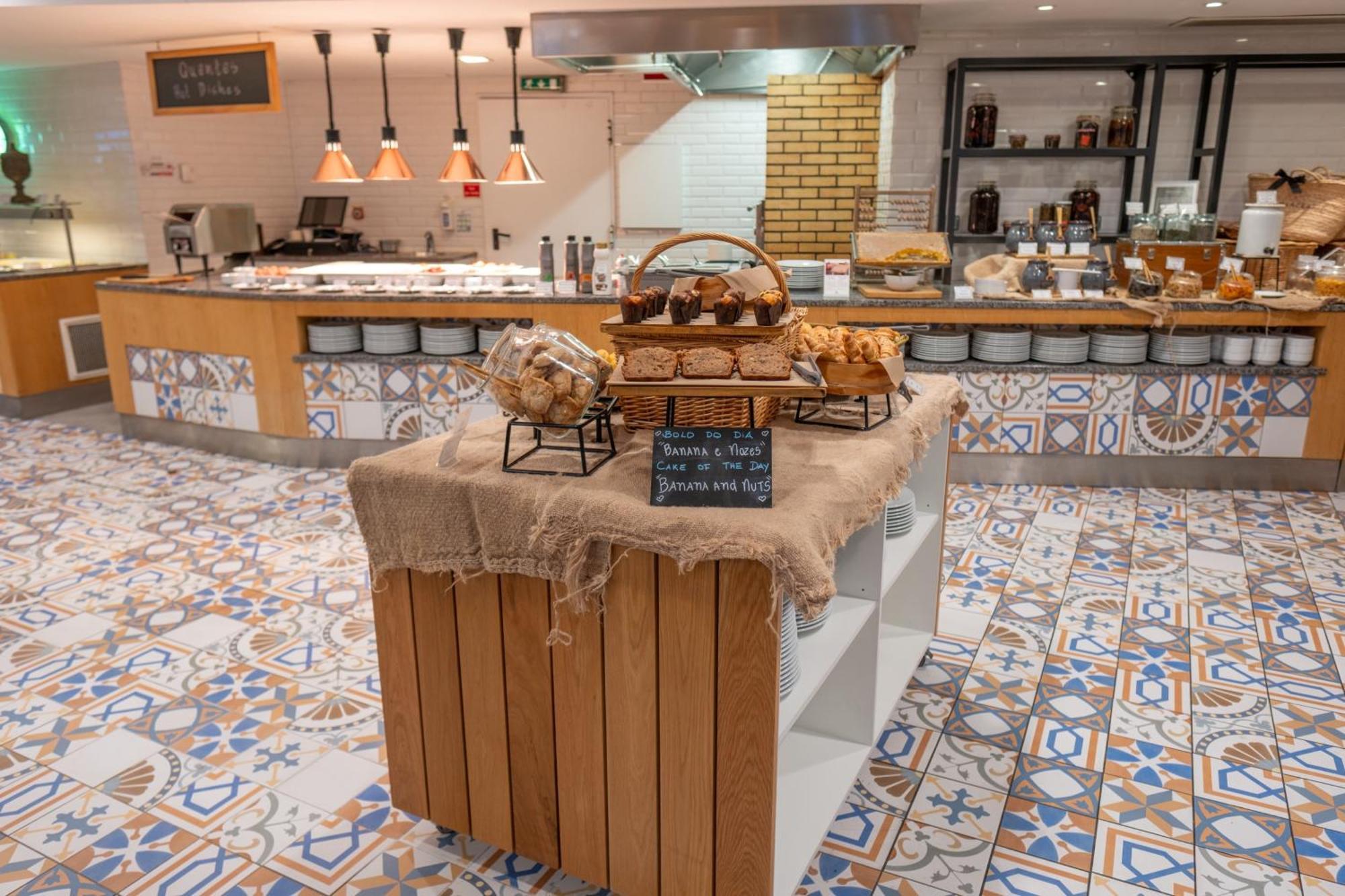 Monchique Resort & Spa Bagian luar foto A buffet at a hotel